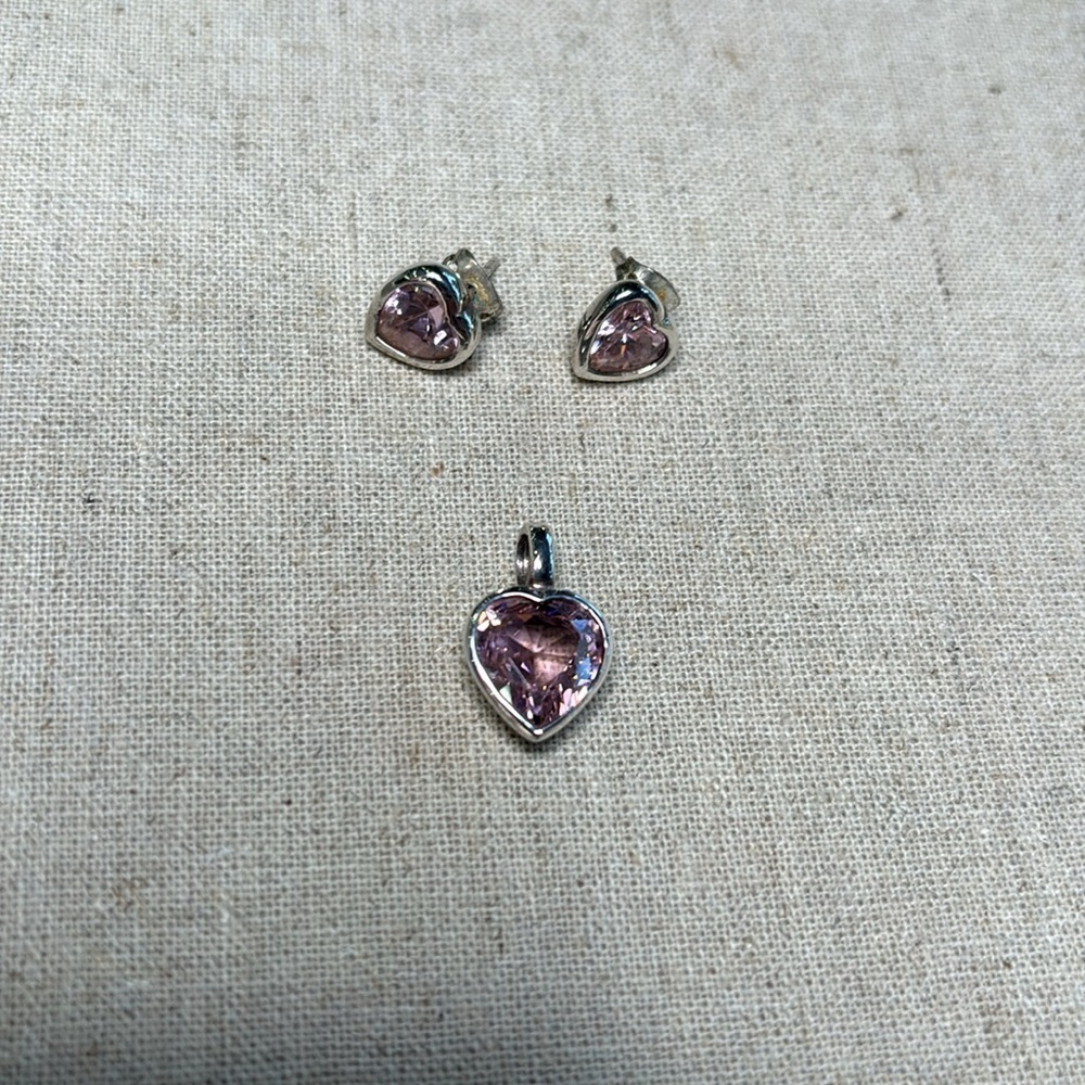 Lumani pendant and earrings set with pink faceted stones